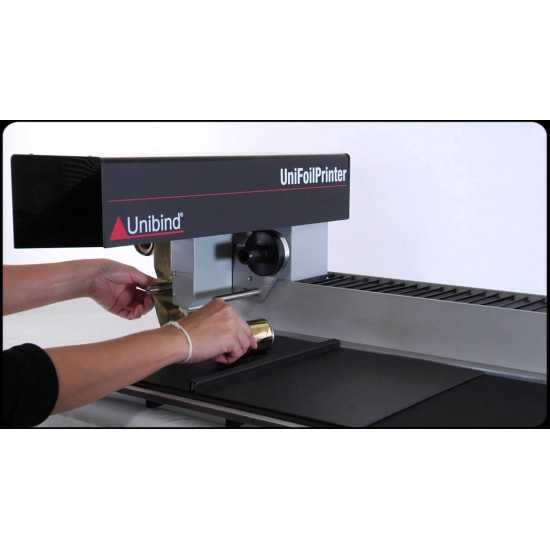 Foil Printer in funzione durante la personalizzazione di una copertina per tesi
