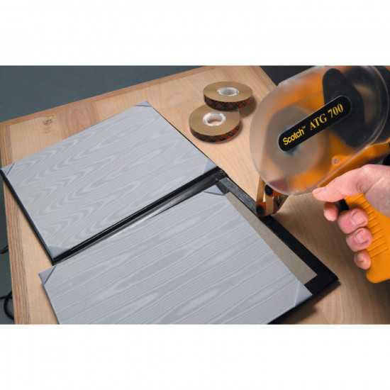 Applicazione del biadesivo con Scotch ATG 700 per l’accoppiamento delle tesi