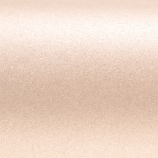 Carta Stardream Coral Cordenons – dettaglio della superficie perlata rosa cipria con luminosità soffusa e vellutata