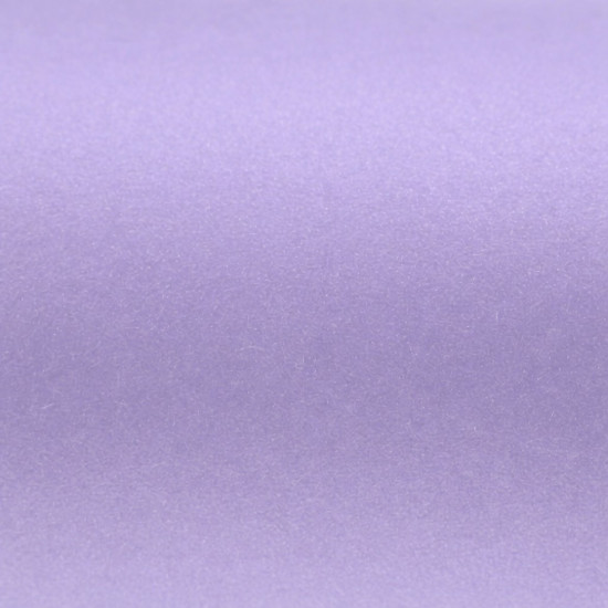 Carta Stardream Amethyst Cordenons – dettaglio della superficie perlata viola ametista con riflessi luminosi sofisticati