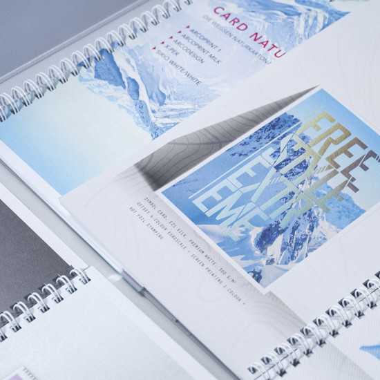 Carta Fedrigoni Symbol Card Premium White cartoncino bianco freddo liscio con fronte Satin e retro uso mano