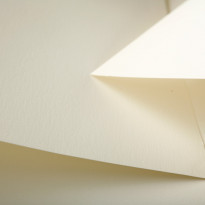 Carta Cordenons Natural Evolution Ivory avorio chiaro caldo con superficie morbida e texture leggera trattata matt