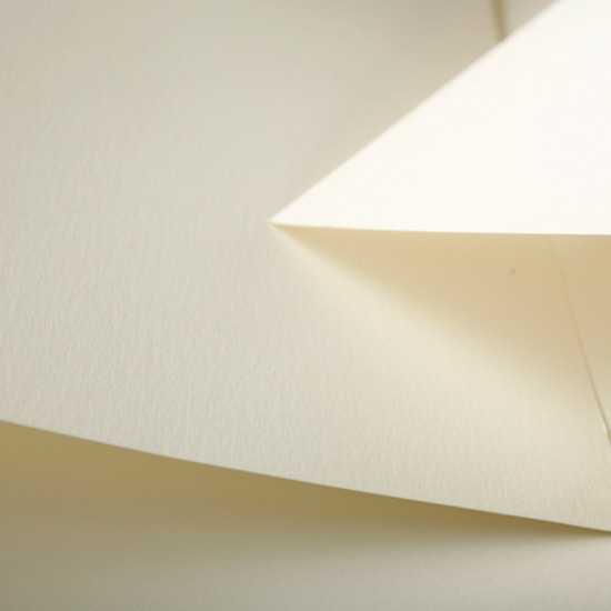 Carta Cordenons Natural Evolution Ivory avorio chiaro caldo con superficie morbida e texture leggera trattata matt