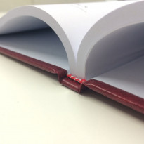 Libro con copertina per tesi di laurea e capitello adesivizzato applicato sul dorso