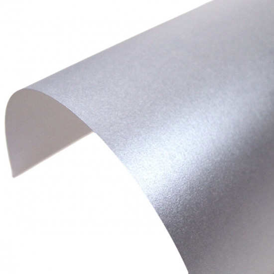 Carta Stardream Silver Cordenons – foglio perlato argento chiaro con finitura setosa e riflessi metallici